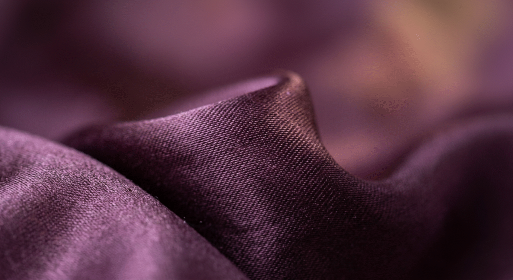 Siidi tekstuur lähivaade - momme kvaliteet